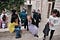 Rodeada de estudiantes y maestras, Lidia Mansur llama a los padres de sus estudiantes para que se las lleven a casa el último día de clase. Muchas estudiantes viven en la Cisjordania ocupada, fuera de Jerusalén Este, y debido a las restricciones de movimientos que imponen los israelíes, el viaje de regreso a casa puede ser difícil y debe estar bien coordinado.