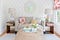 Wallpaper untuk ruang tamu kecil dengan sofa modern