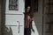 Muna, de 14 años, sale del Centro de Paz para Ciegas para el recreo durante la semana de exámenes. Sus maestras dicen que Muna era una “niña problemática” cuando llegó a la escuela. Pero ahora la consideran una estudiante modelo.