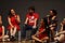Sentados em cadeiras e ajoelhados no palco, Una, Felipe Galisteo e parte do elenco feminino batem papo após a peça.