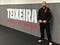 Glover Teixeira posando para una foto mientras se llevaba un gi