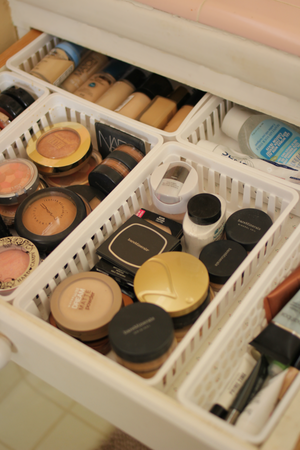 Organización del maquillaje. Maquillaje rima con chiquitaje así que… | by  Emilia Roggiero | Erespacios | Medium