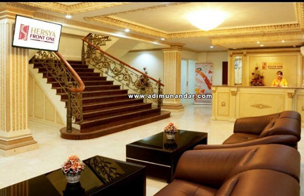 Interior Klasik Di Butik Hotel Surabaya Adi Munandar Medium