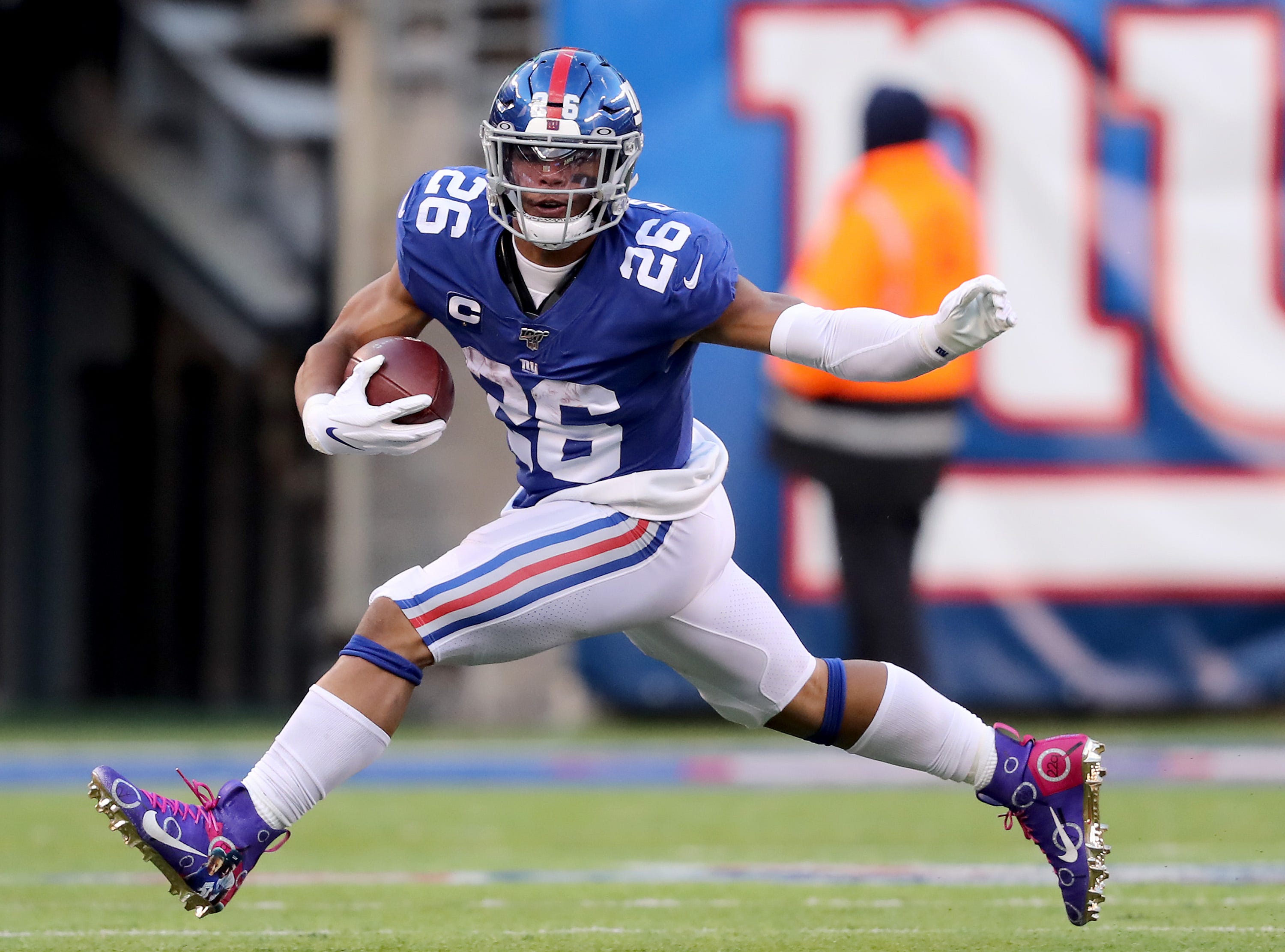 Giants Logo & Saquon Barkley.