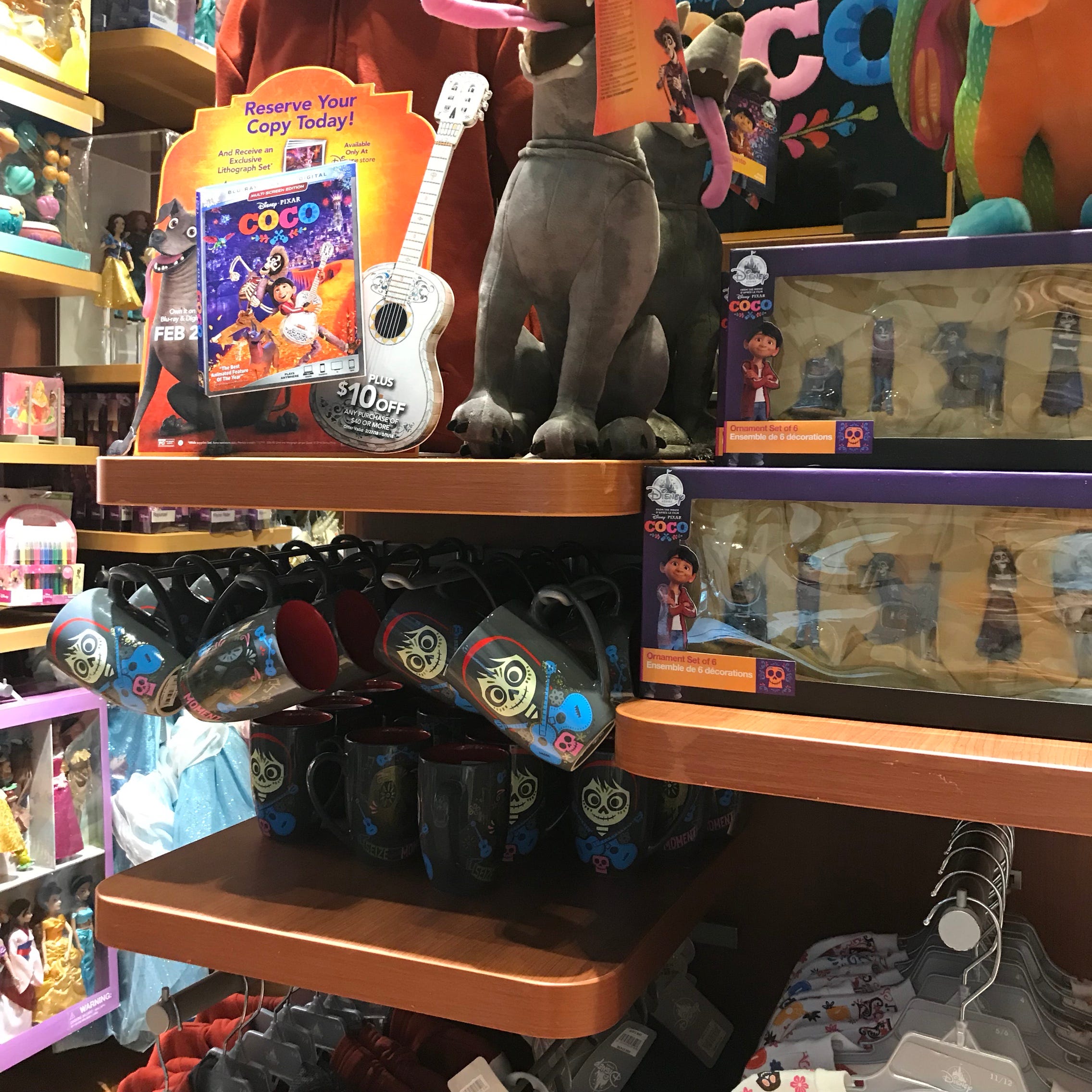 ハワイに先日行った話 もちろんディズニーグッズを漁る どの国に行ってもディズニーストアは絶対行くので買うものがなくともアラモアナのスト By Mayumi Sienne Medium
