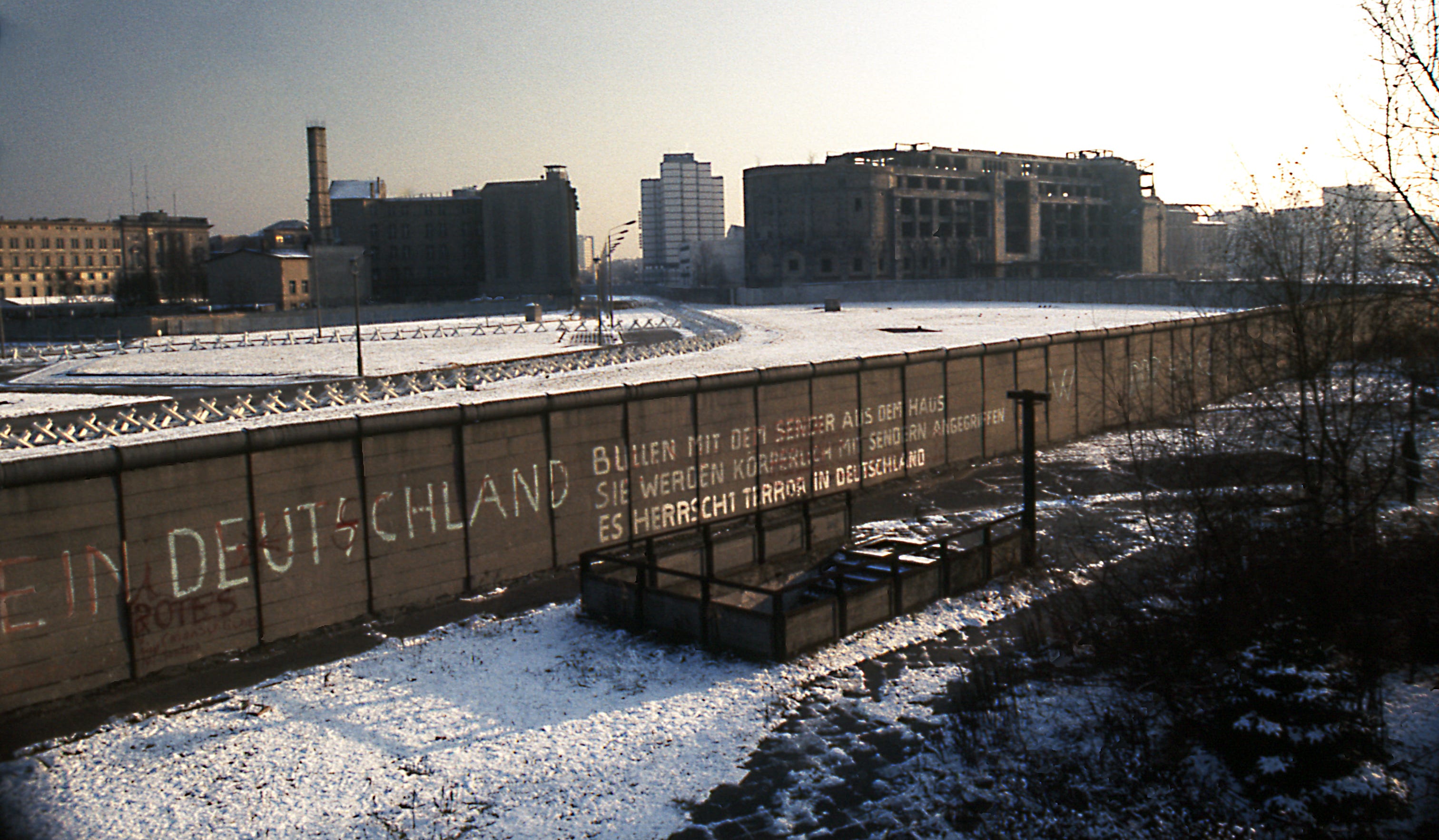 The Berlin Wall Offers Lessons on Why Trump's Wall Won't Work | by Nick  Kolakowski | Medium