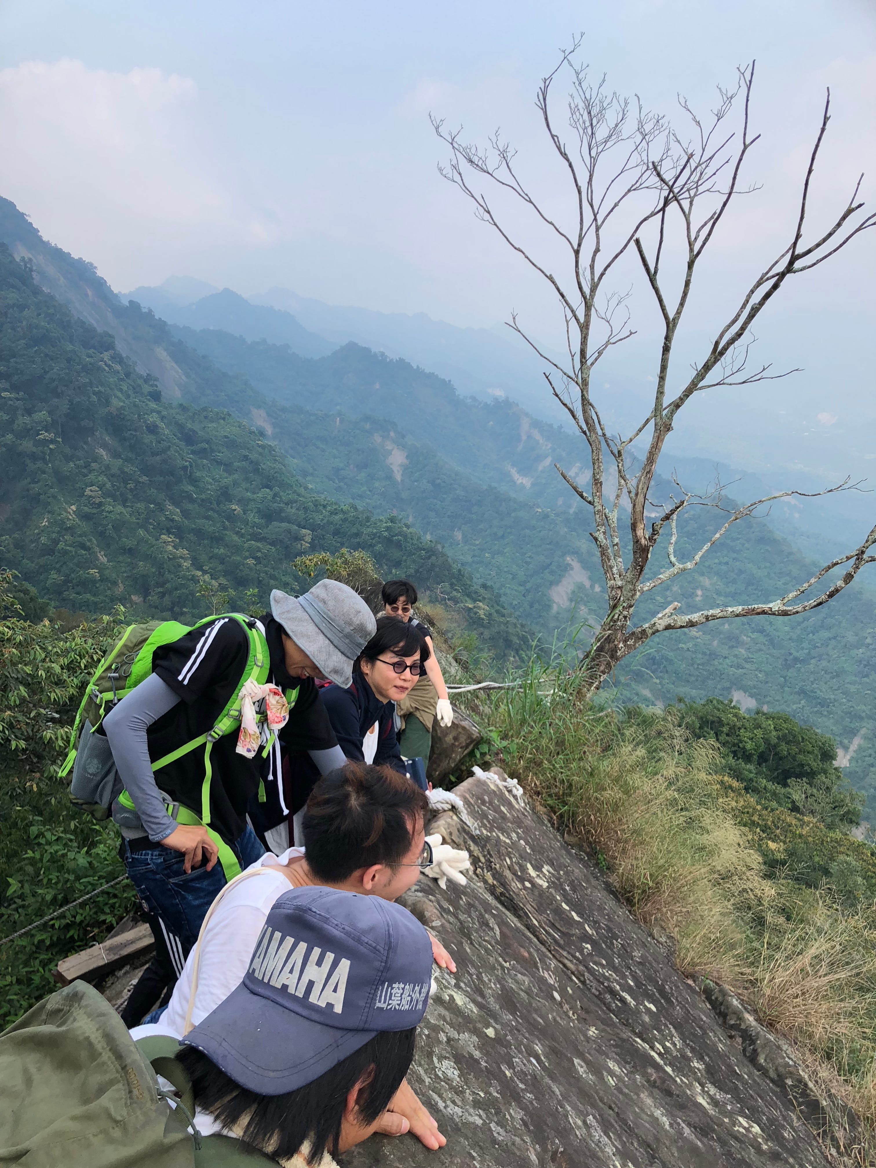 身體上山 皺摺時空 野根莖的聯外山路 皺摺的概念總是一種特殊概念 它只有在變化中 在分叉中 在變形中才站得住腳 只要 By Jj Gong Medium