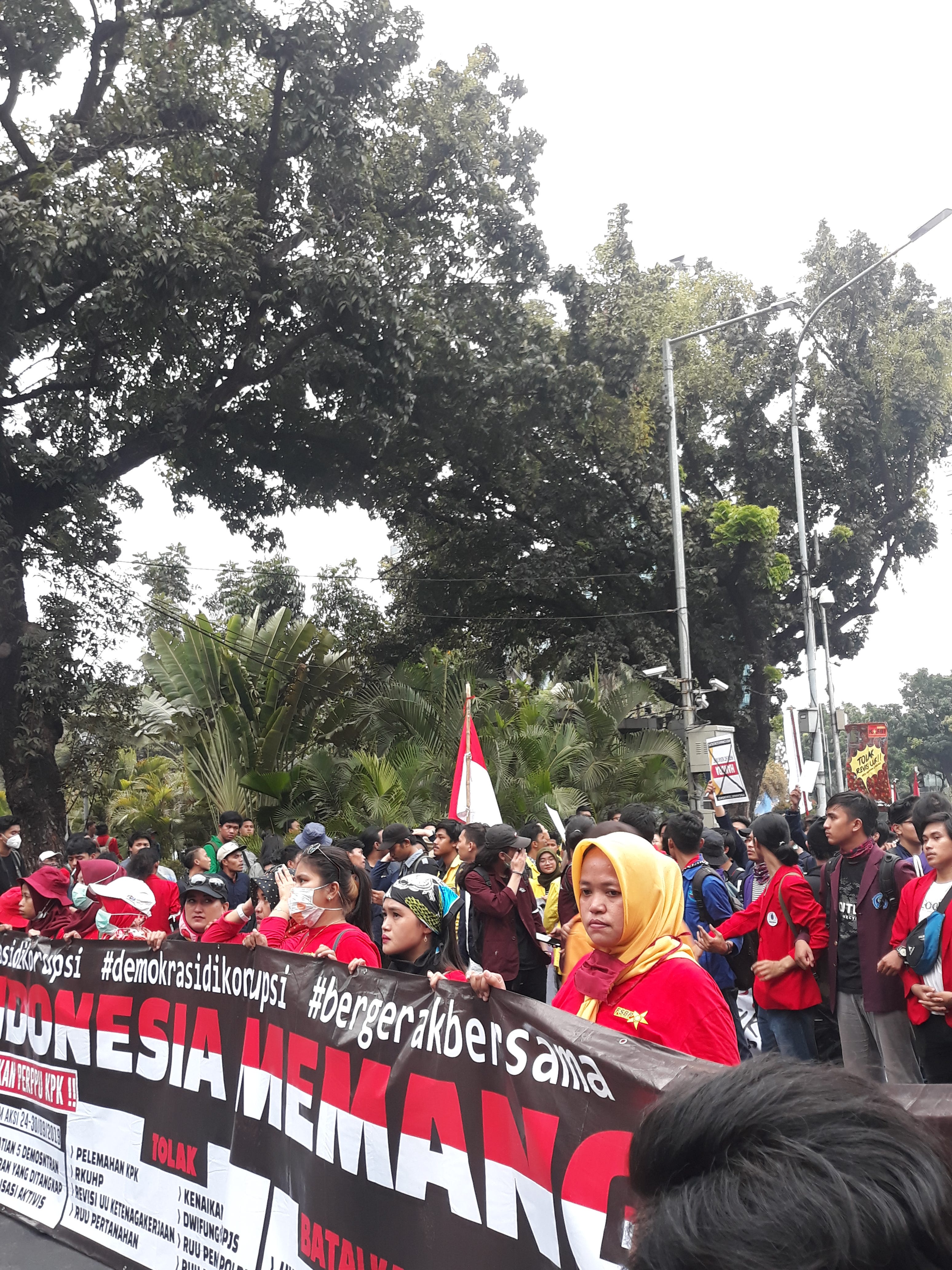 Menimbang Langkah Kanan Omnibus Law By Dilla Andieni Nurshadrina Medium
