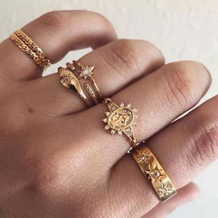 La moda de llevar muchos anillos en las manos | by Nihaojewelry | Medium