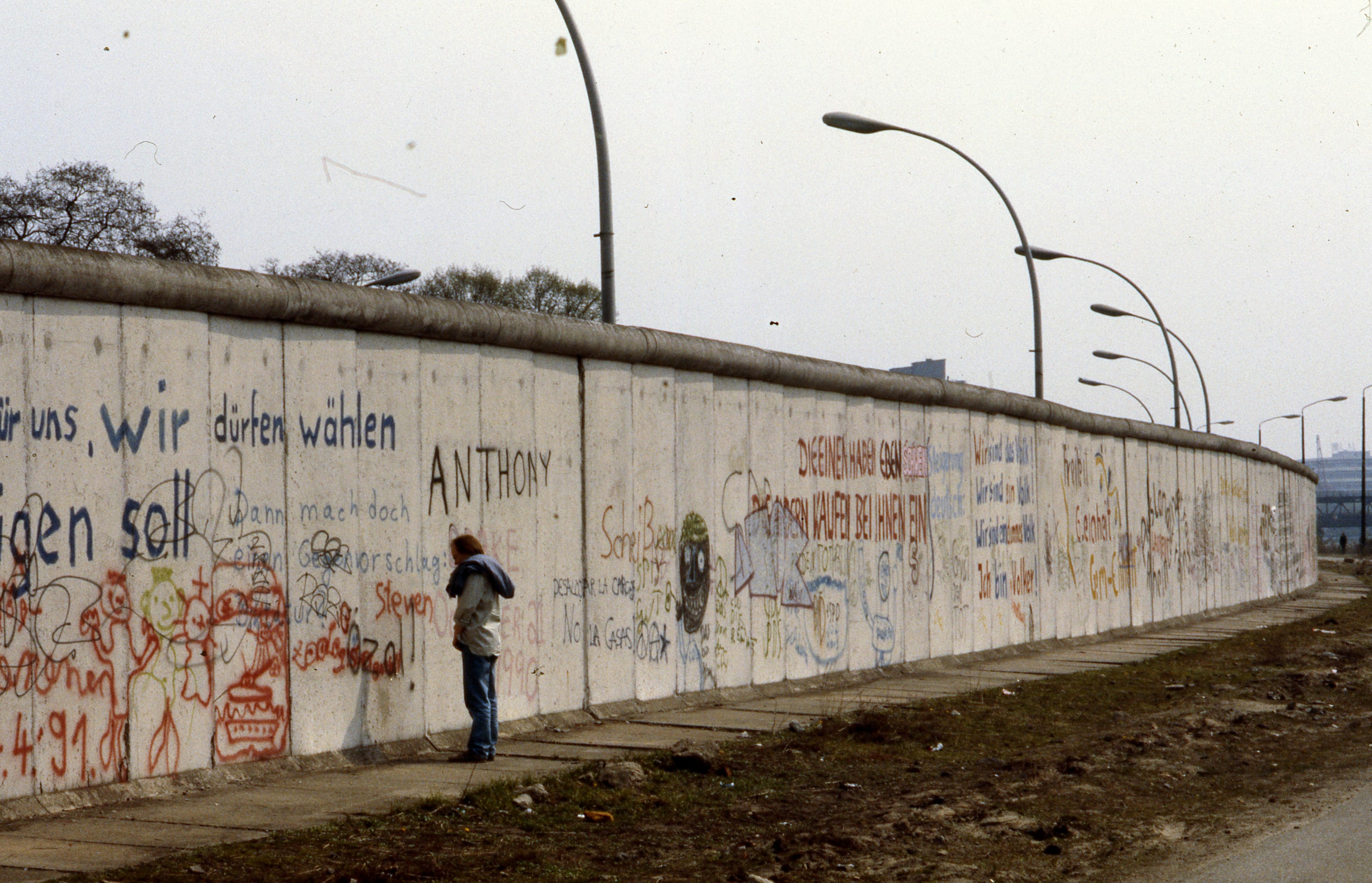 This photographer’s collection of Berlin Wall graffiti photos show the