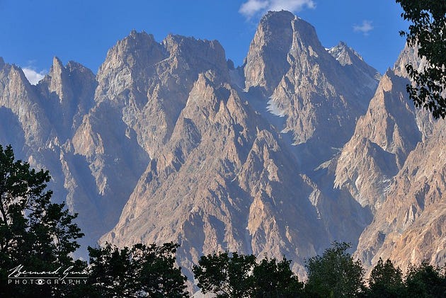 Passu Cones (also called Passu Cathedral), 6 106 meters, from next to Cathedral View Restaurant — Photo Bernard Grua