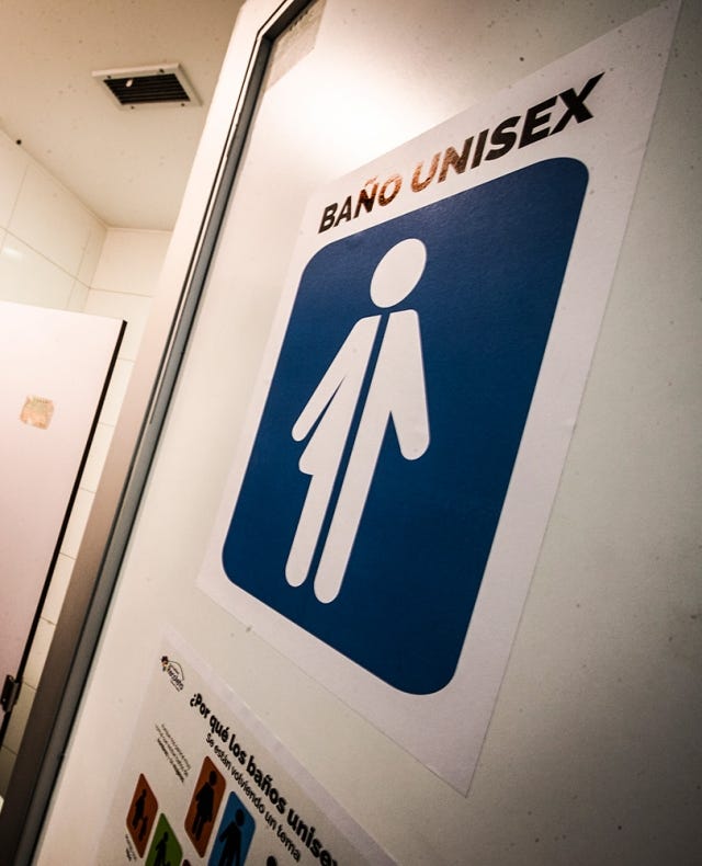 Mineduc propone implementar baños mixtos en los colegios | by Frecuencia  News | Medium