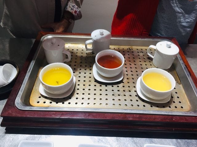 Los tres licores de té recien infusionados, se pueden ver dos distintos amarillos (blanco y verde) y uno rojizo( te rojo)