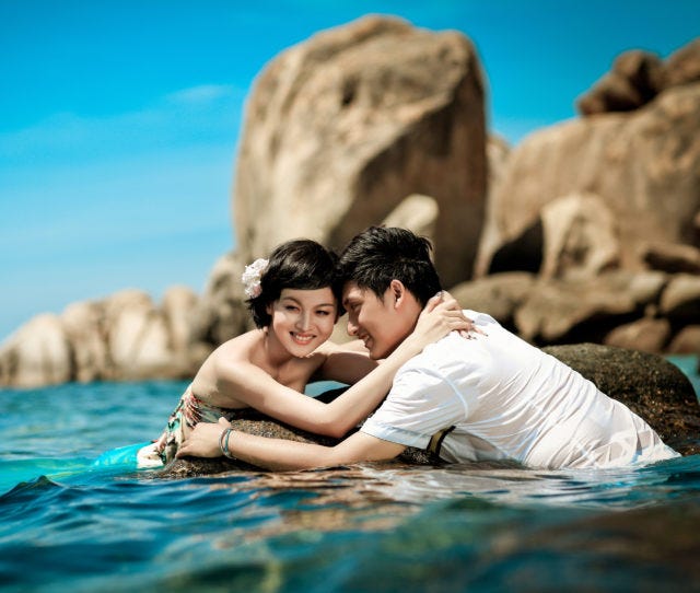 Stunning Beach Wedding Photography Poses For Newly Weds