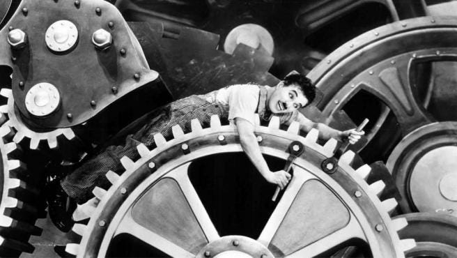 Gestión estratégica en Sistemas Adaptativos Complejos Charles Chaplin enganchado a un engranaje
