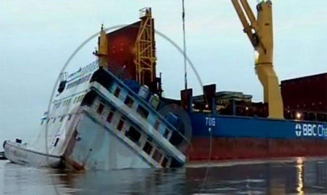 Watch video: German Cargo ship BBC ZARATE collision cut in two Peruvian  passenger ship MEN DEL NORTE | by Seafarers Meaning | Medium
