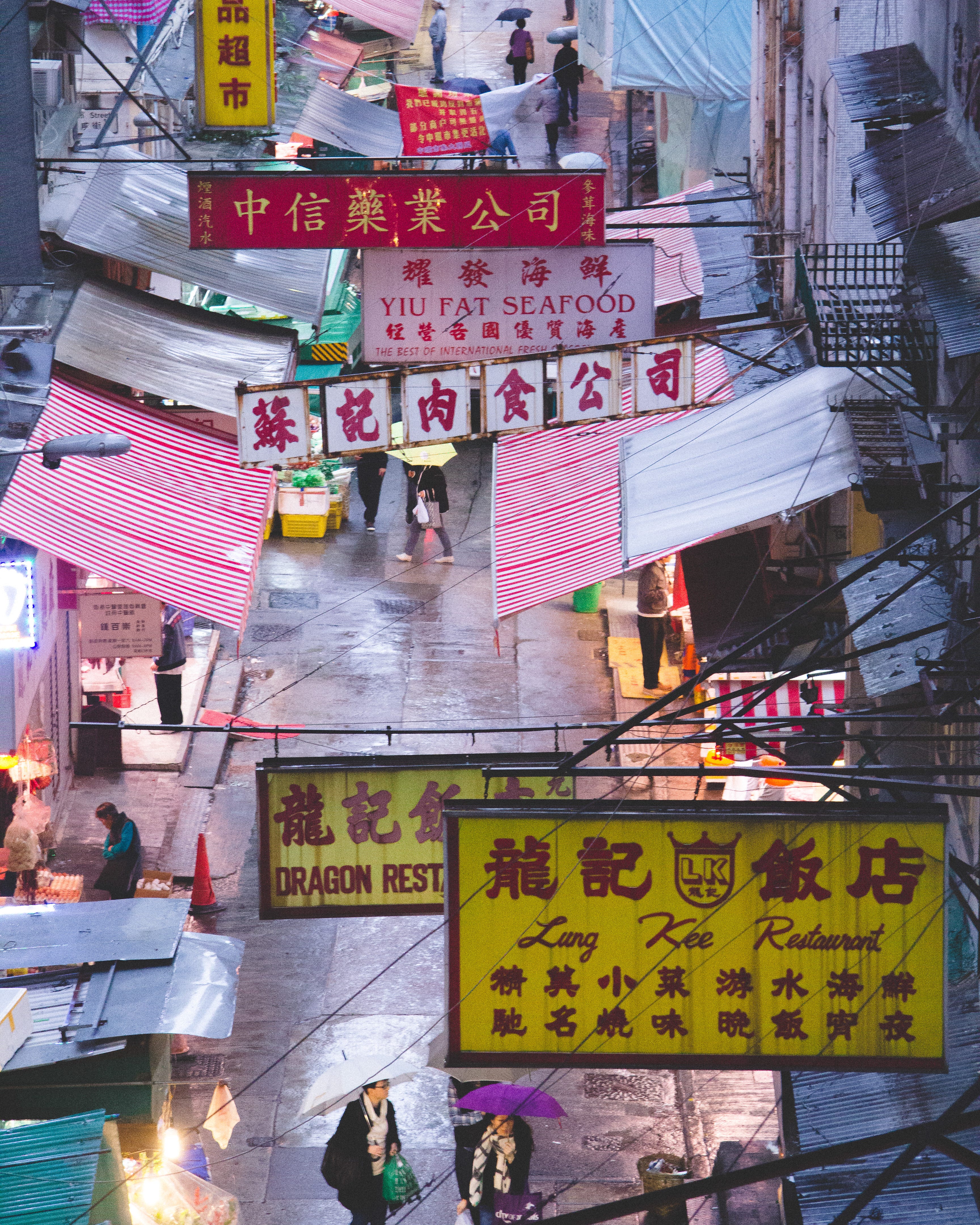香港最窮 貧民窟 租金為何全港最貴 在香港有兩個最具有本土氣息和文化風俗情懷的舊區 一個是油麻地 另一個則是深水埗 By Vivian Medium