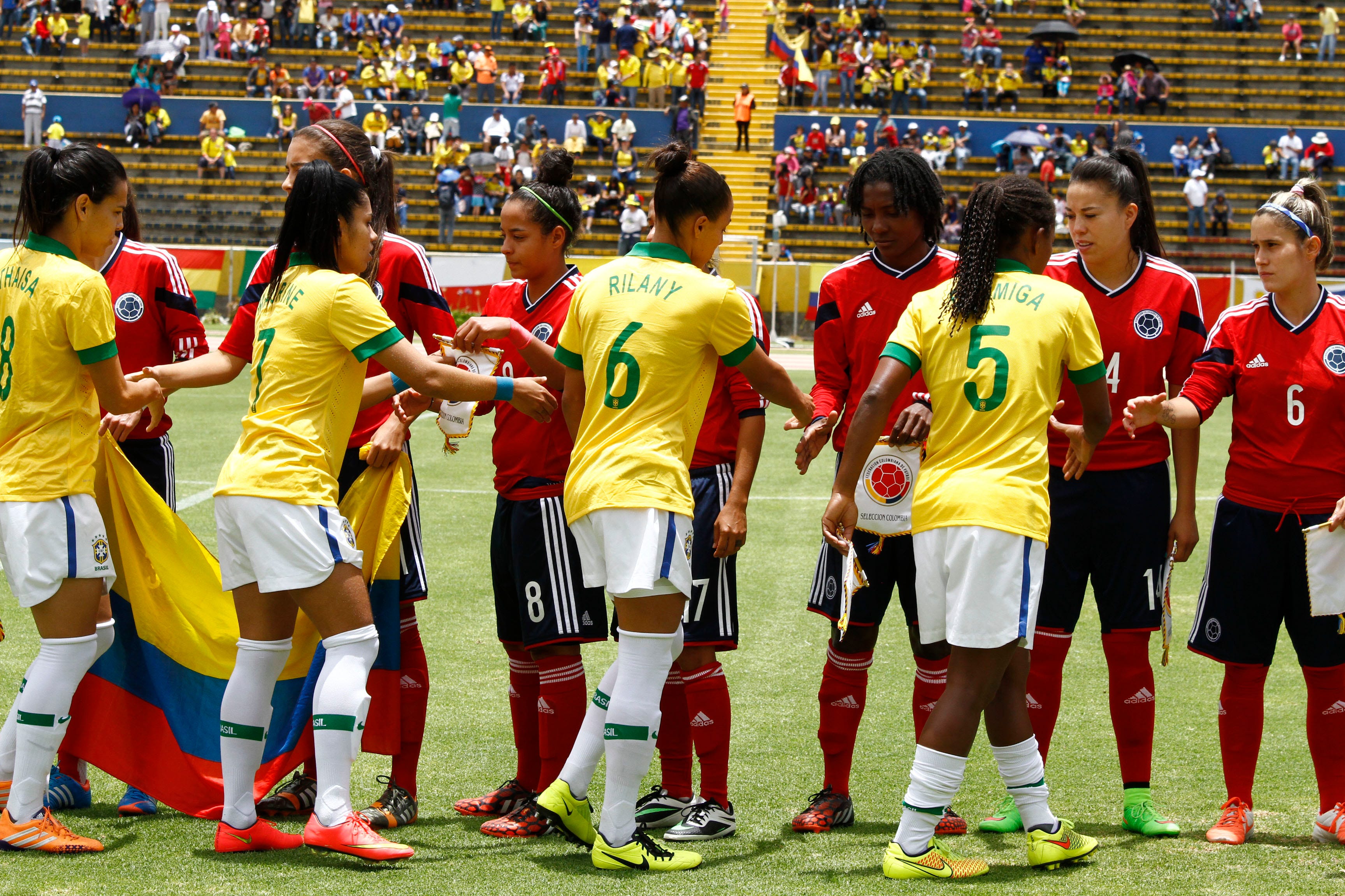 Não existe glamour: a invisibilidade no futebol feminino | by Jhessica