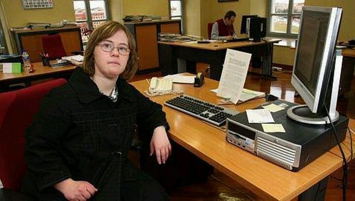 A picture of Ángela Covadonga Bachiller, sitting at her desk and looking intensely at the camera.