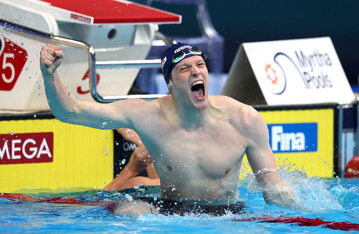 A comemoração do austríaco Felix Auboeck, primeiro campeão do dia.