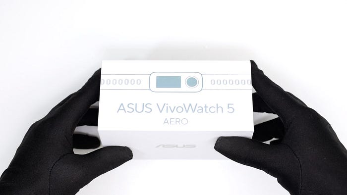 你用你的指尖，指著健康手環 ASUS VivoWatch 5 AERO