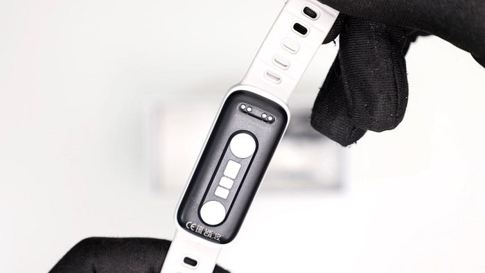 你用你的指尖，指著健康手環 ASUS VivoWatch 5 AERO