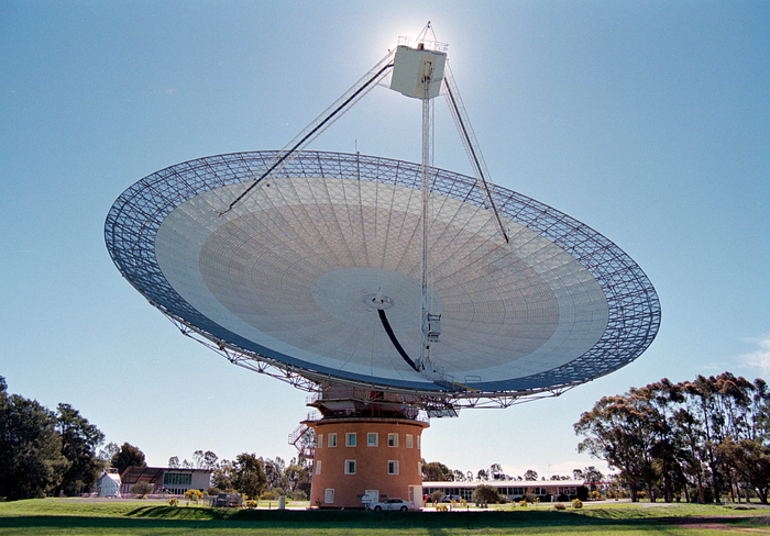 Una fotografia del radiotelescopio di Parkes puntato verso il cielo a metà giornata.