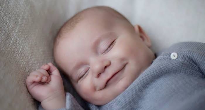 Meu filho chora quando coloco no berço e só quer dormir no colo— Veja 11  dicas para seu filho dormir no berço | by Joso | Medium