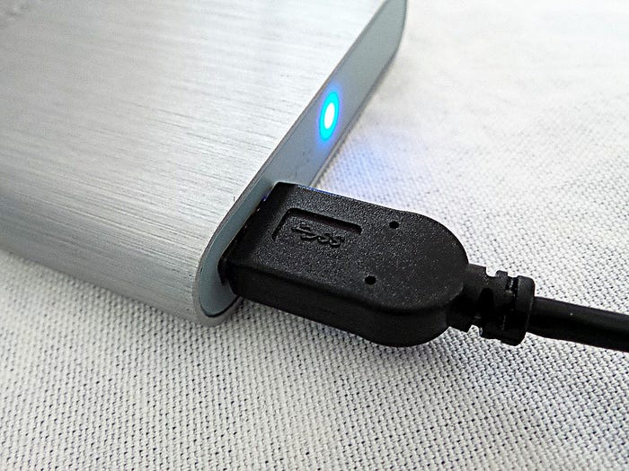 HD externo com cabo USB plugado.