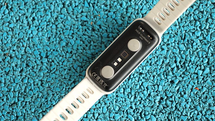 你用你的指尖，指著健康手環 ASUS VivoWatch 5 AERO