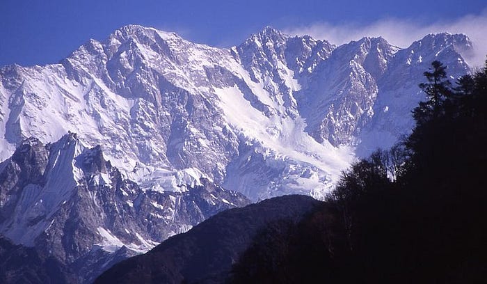 Энэтхэг болон Непал улсын хилийн бүсэд орших Канченжунга уул
