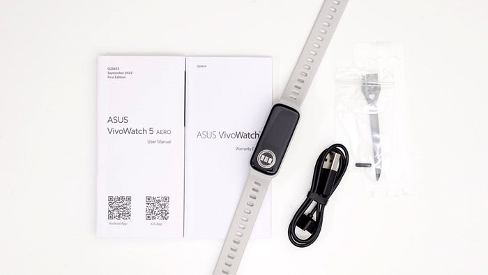 你用你的指尖，指著健康手環 ASUS VivoWatch 5 AERO