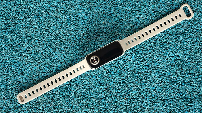 你用你的指尖，指著健康手環 ASUS VivoWatch 5 AERO