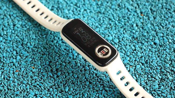 你用你的指尖，指著健康手環 ASUS VivoWatch 5 AERO