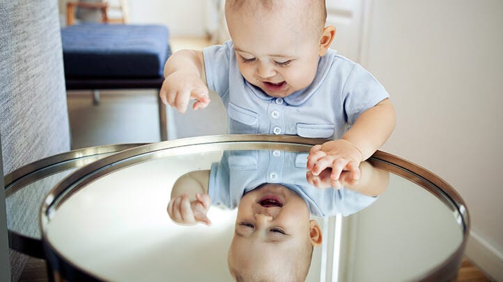 Lo sviluppo del bambino: quando sa riconoscersi allo specchio?