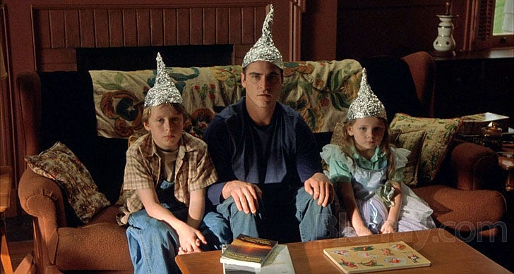 Que pasa en las cabezas que llevan sombreros de aluminio?
