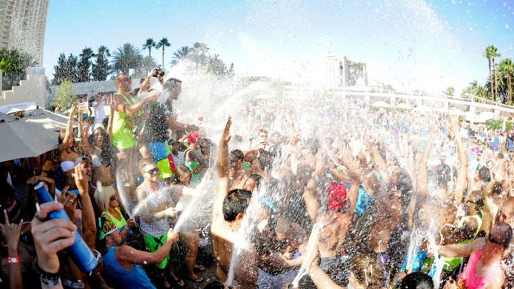 7 Best Las Vegas Pool Parties at the Wildest Day Clubs | by Travioor