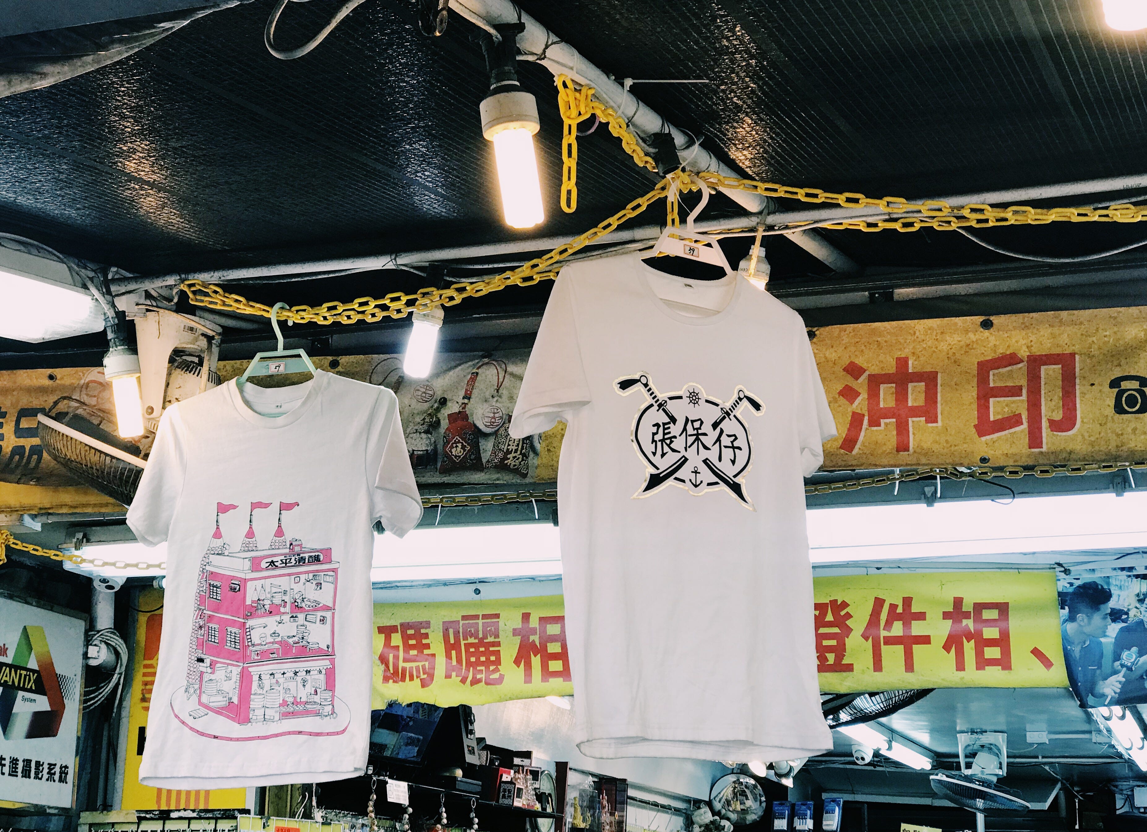 The buildings in Hong Kong have made the art of drying racks. by 王玉婷