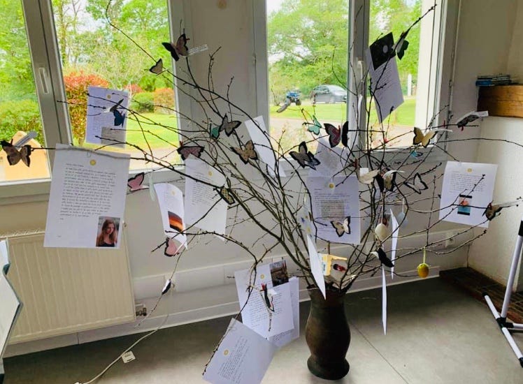 1 letter 1 smile 😃 1 lettre 1 sourire | by WindRose | Medium