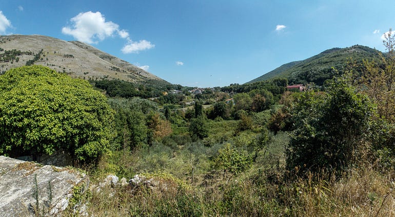  The pass at Arpaia, where the Via Appia goes. You can see its resemblance to a furca, which to the Romans looked like a Y.