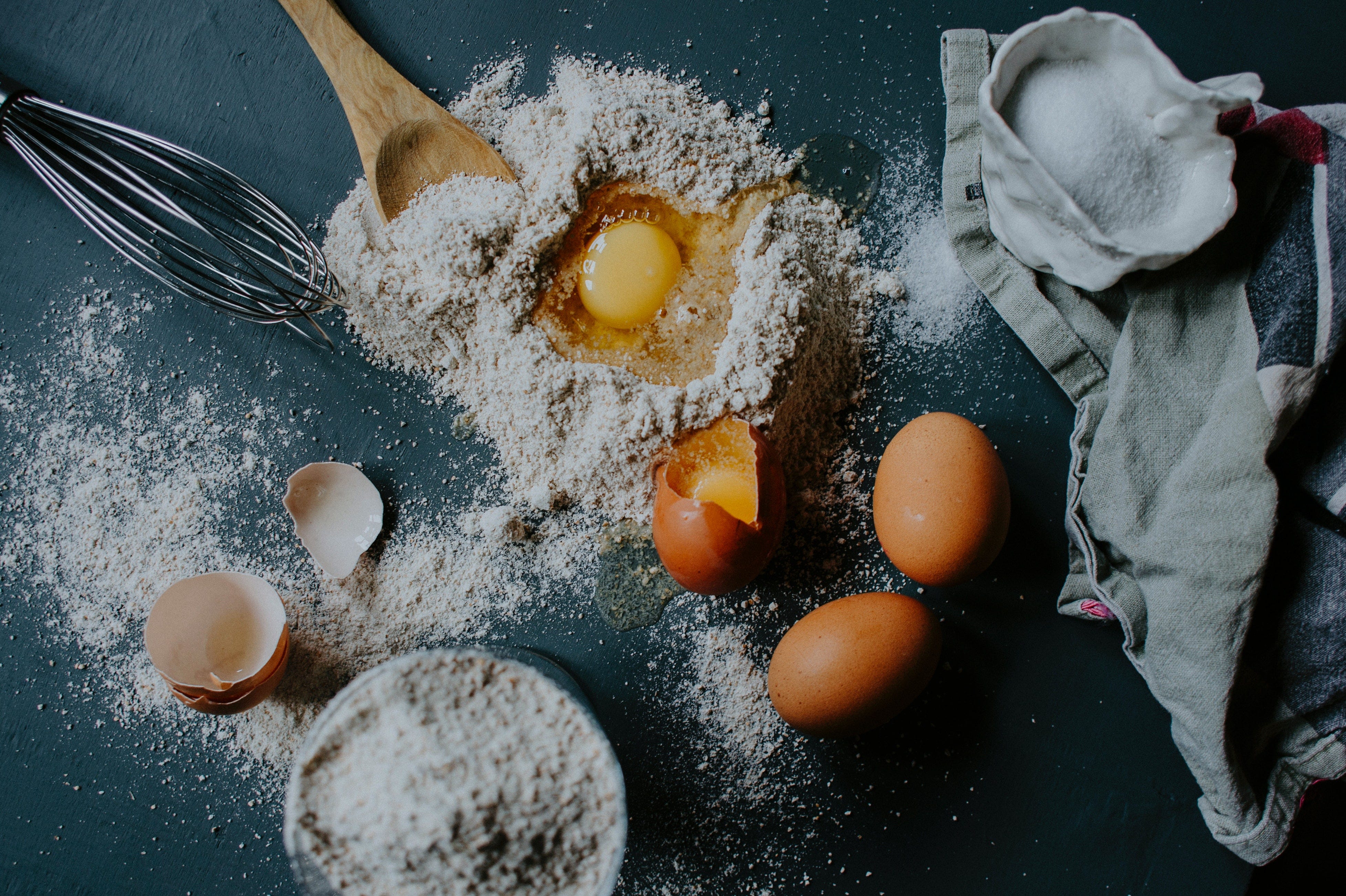 ingredienti sul tavolo per cucinare una torta