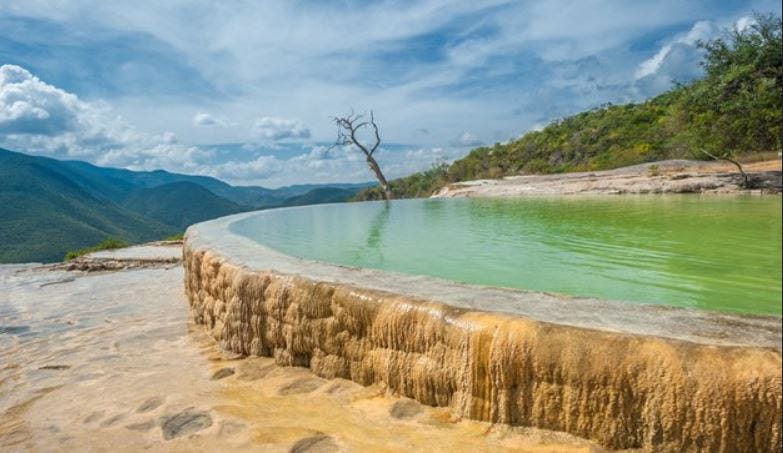 Sólo hay dos lugares en el mundo con cascadas petrificadas y uno de ellos  está en México. | by ViajeroPeligro | Oaxaca by Hotel El Callejón | Medium