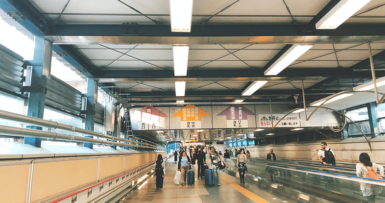 How To Waste Time At An Airport Put Down The Kindle It s Time To Focus By Laura Gouillon 