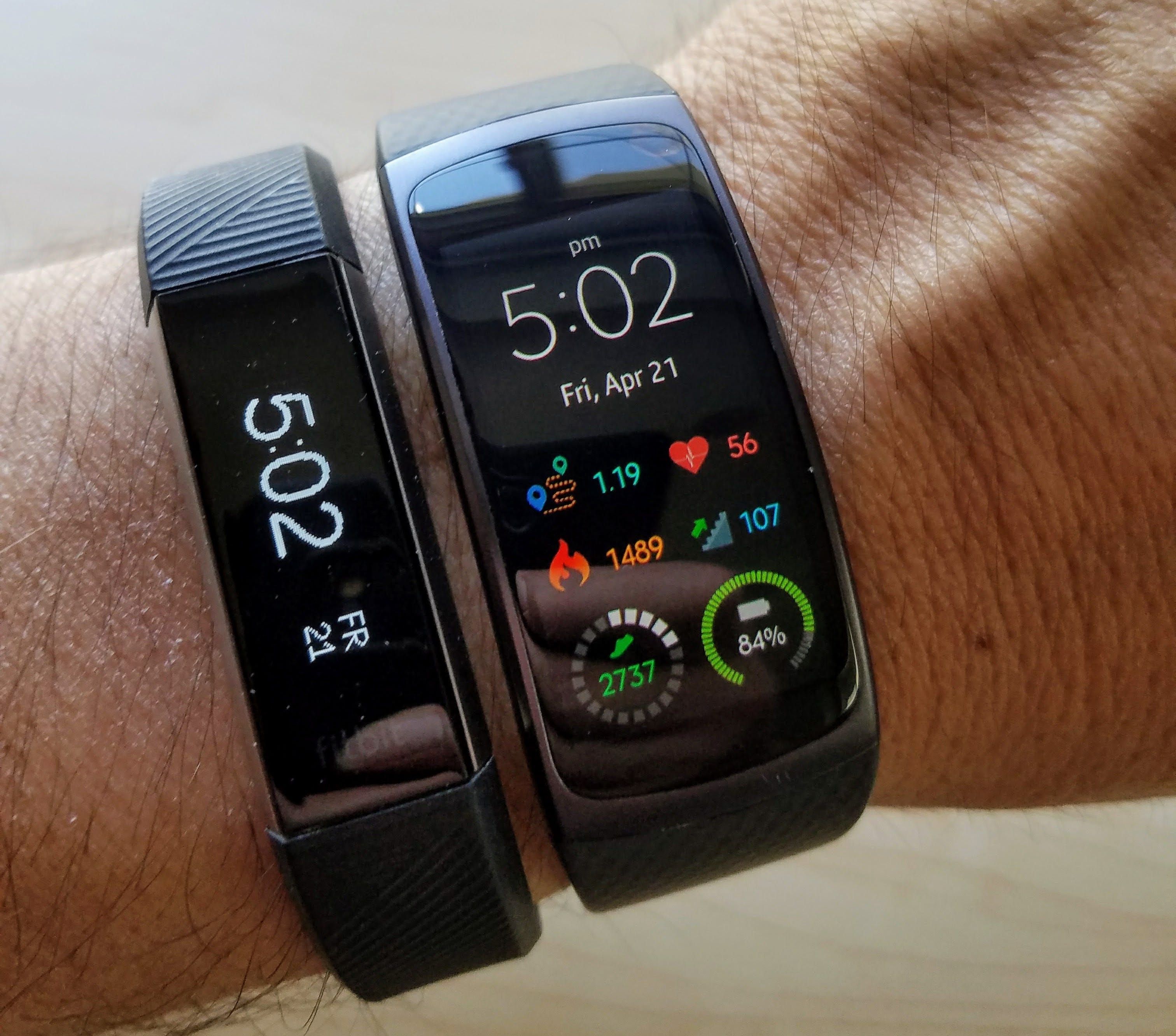 samsung gear fit 2 vs fitbit charge 3