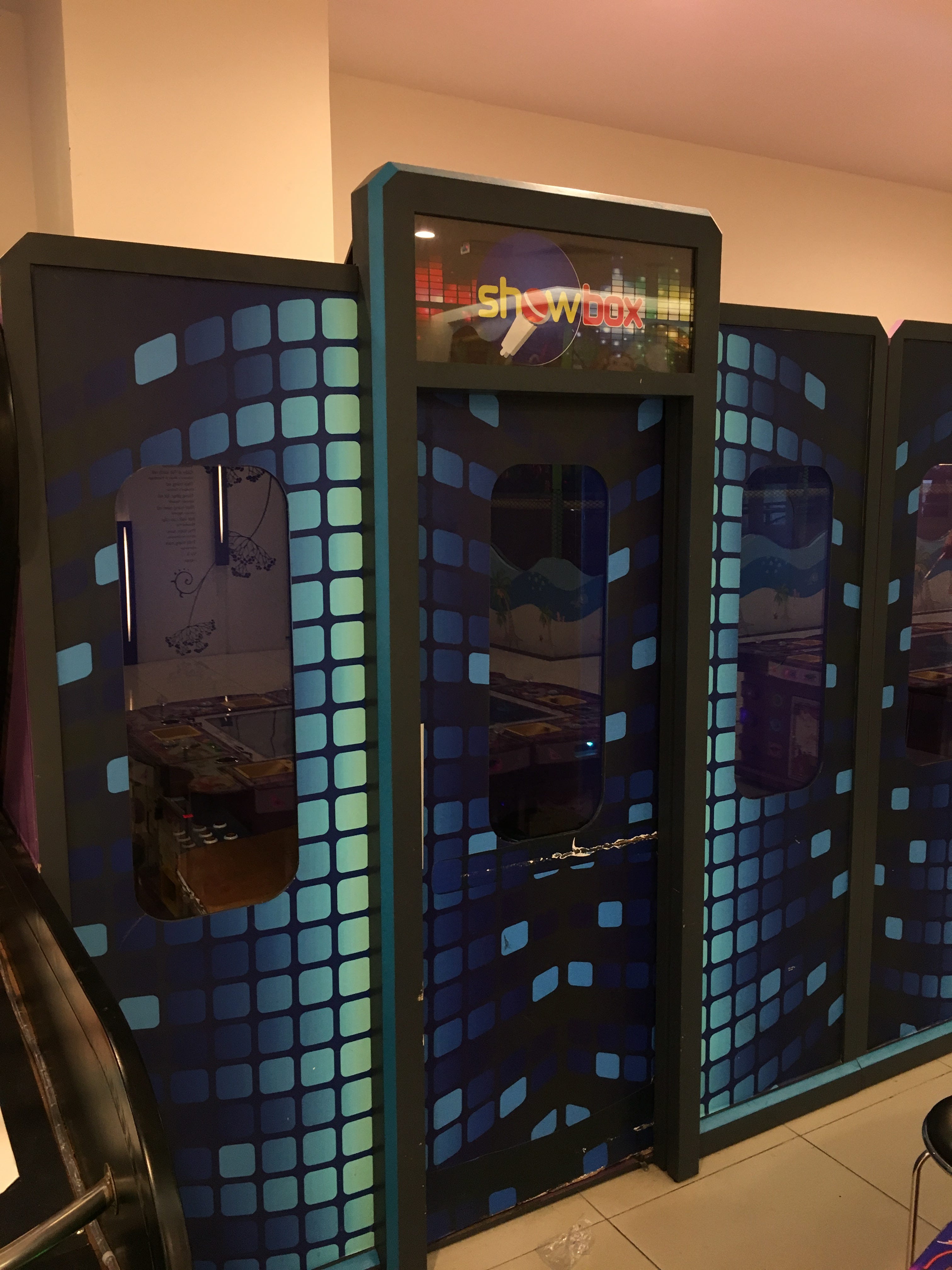 Karaoke Everywhere ダナンのゲーセンに併設されているカラオケボックス 文字通りのボックスで定員2名 By Yo Ikeda Medium