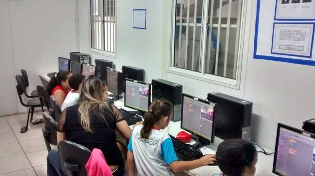 O clube foi fundado na escola em que Jamilli Ricarto leciona. A sala conta com ótima estrutura"