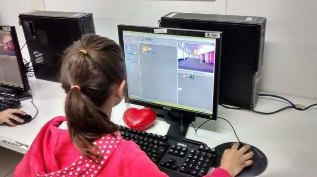 "Sinto uma necessidade de aprender mais sobre comunicação e formas de didática, tem sido bem desafiador e divertido ao mesmo tempo."