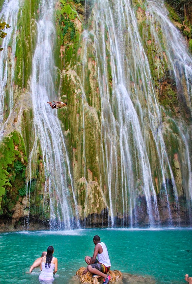 bellas cascadas de la Republica Dominicana El salto el limón esta ubicado esta ubicado en un bosque de la península de samana