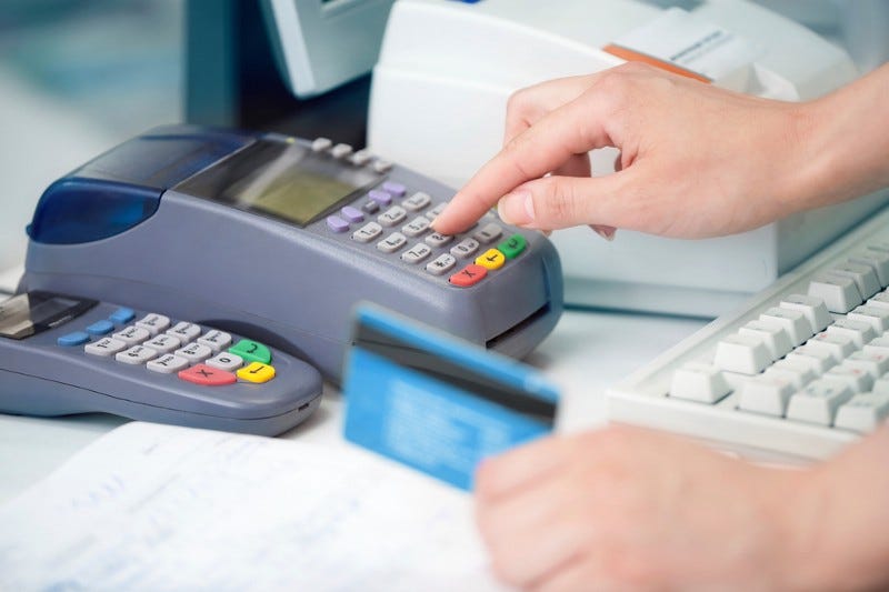 À vista ou no cartão de crédito : qual a melhor opção? | by PagoSim |  pagosim