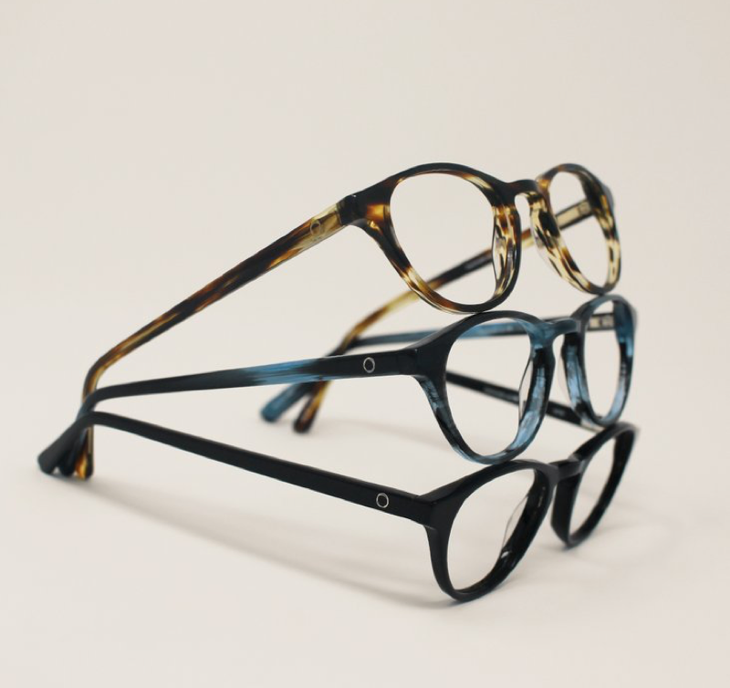 Contact Lenses vs. Eyeglasses. The choice between contact lenses and